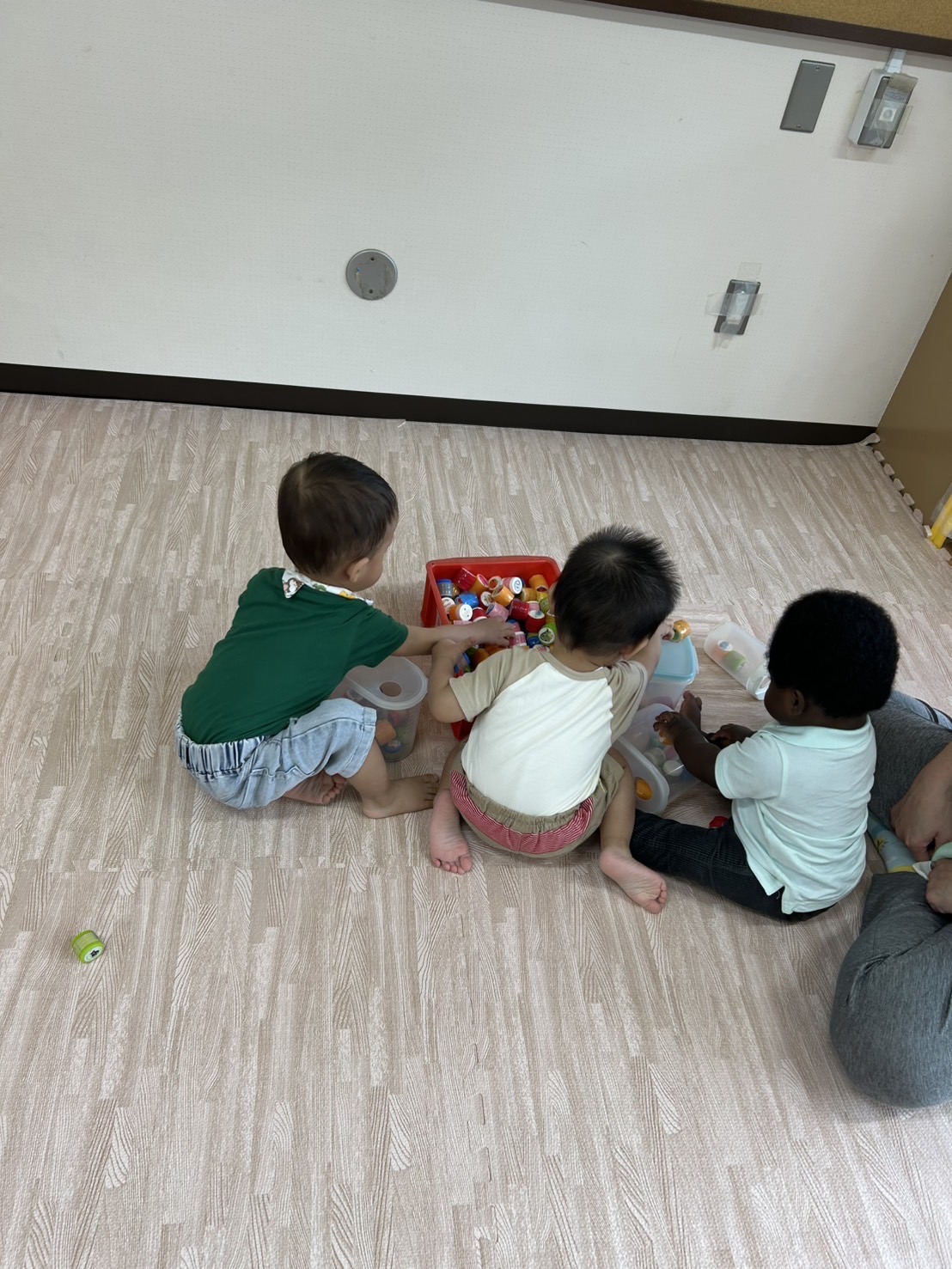 0.1歳児の室内遊びの様子