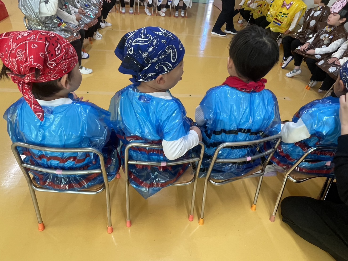 3歳児クラスが発表会の準備をしているところ