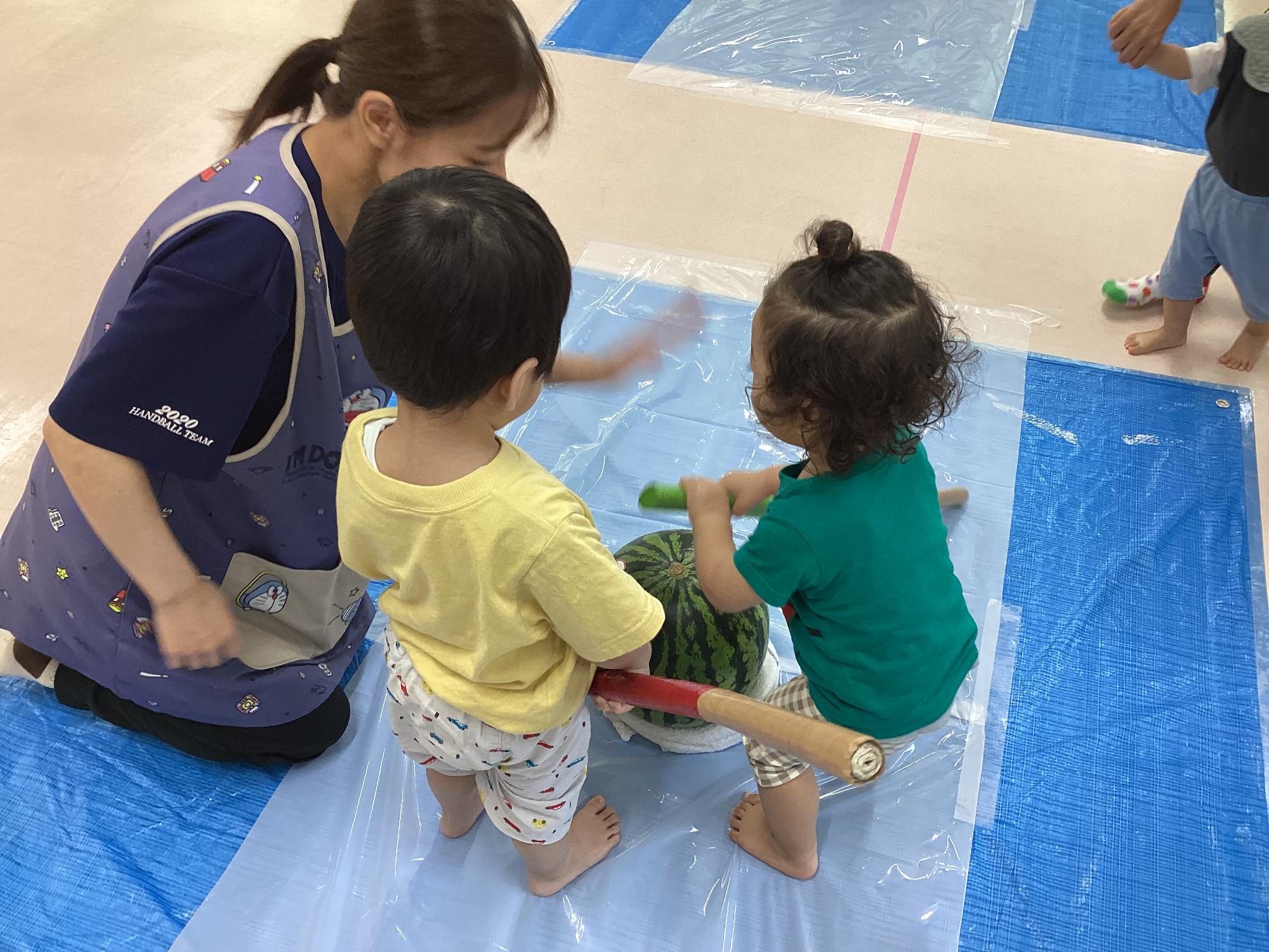 未満児がすいか割りをしている様子