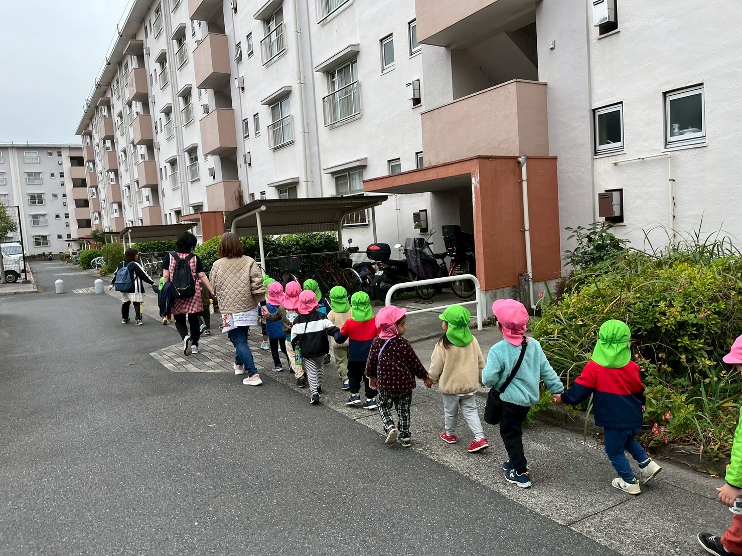 にじ、つきぐみ園外保育へ出発