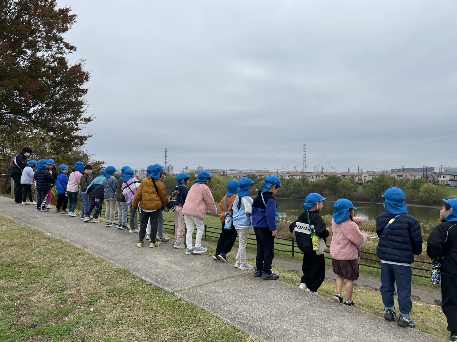 並んで景色を見ているところ