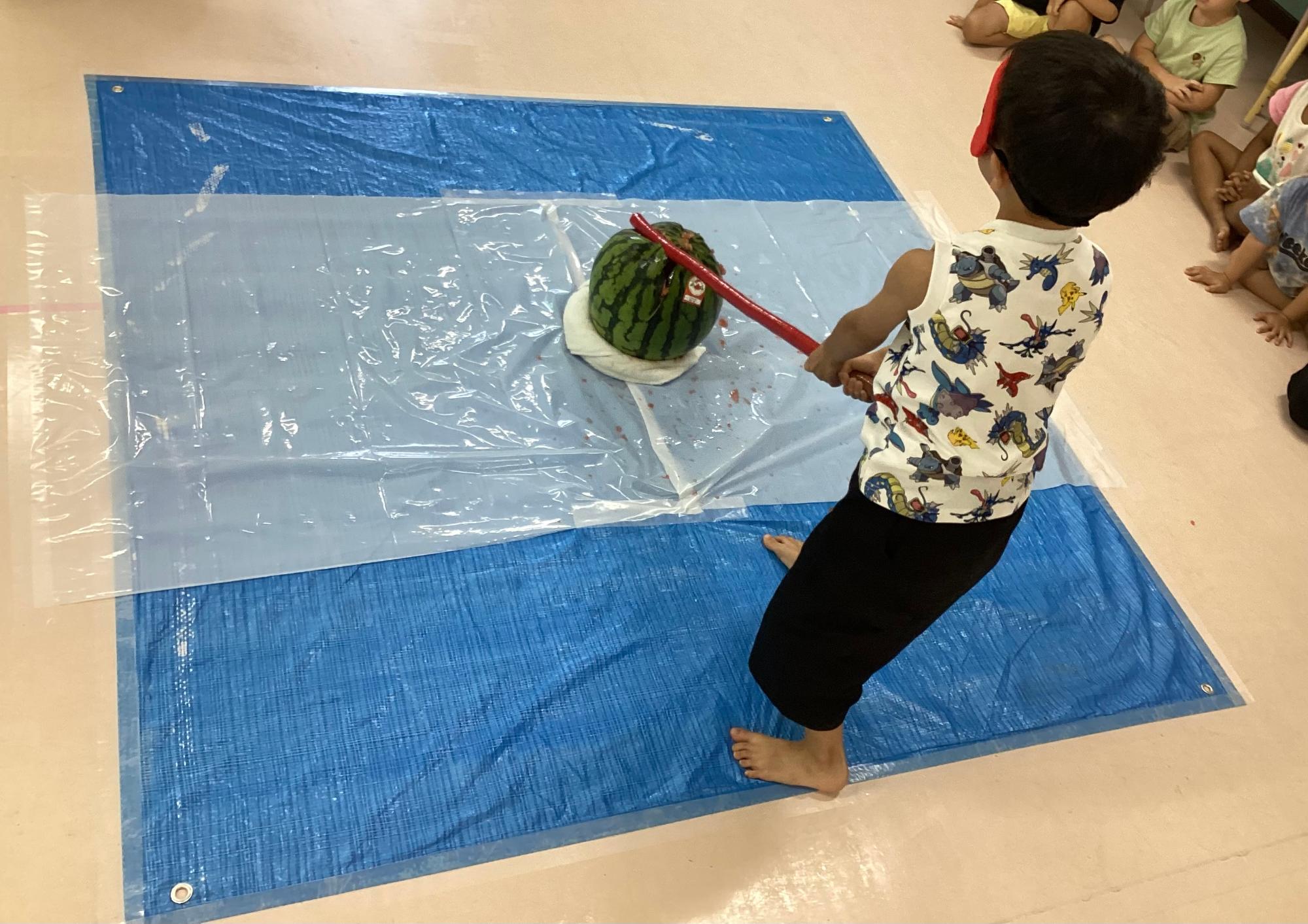 そら組がすいかを割った場面