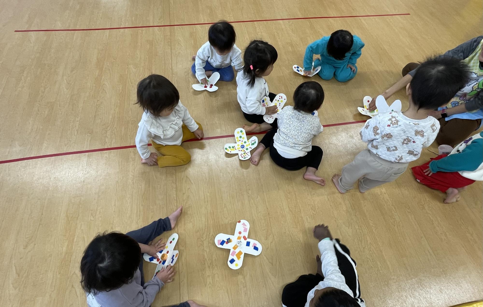 1歳児クラスがこままわしを楽しんでいる様子