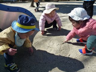 はな組砂遊びをする様子