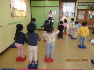 にじぐみの子どもたちが台の上で体操する様子