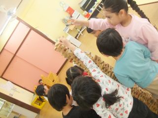 つき組積み木でタワーを作る様子