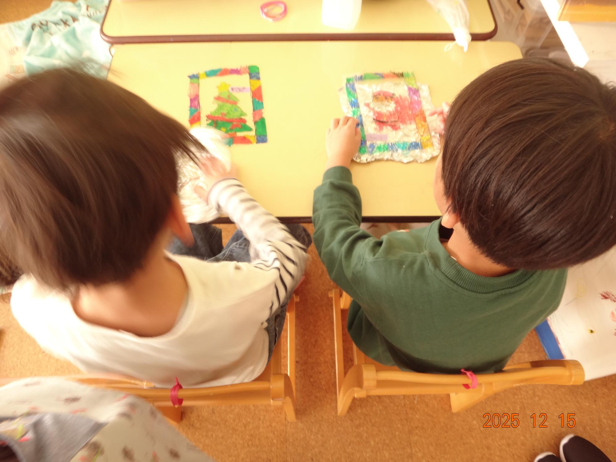 そら組がクリスマス製作をする様子