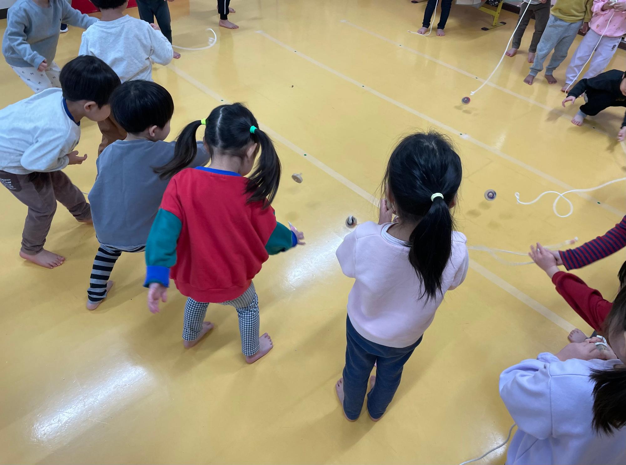 3歳児クラス、巻き駒を回している様子