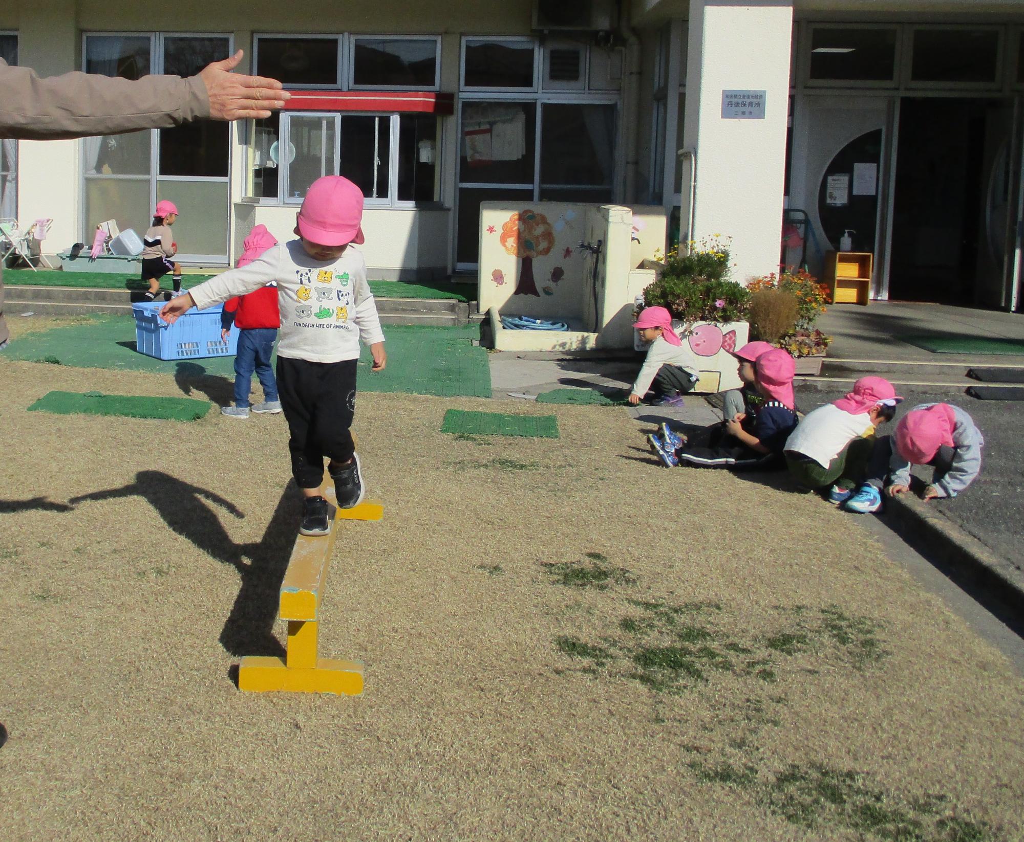 つき組が平均台に挑戦する様子