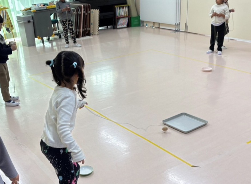 4歳児クラスが、巻きゴマを楽しんでいる様子