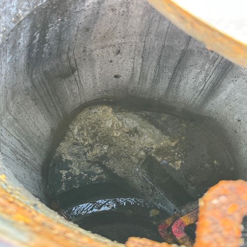 マンホール内に堆積した油脂類