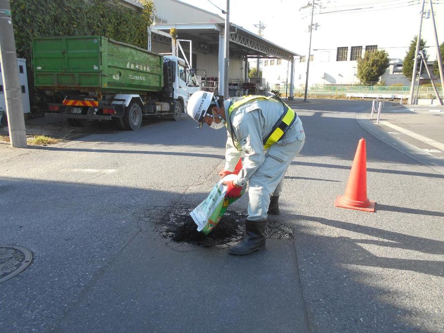公道の穴埋め作業