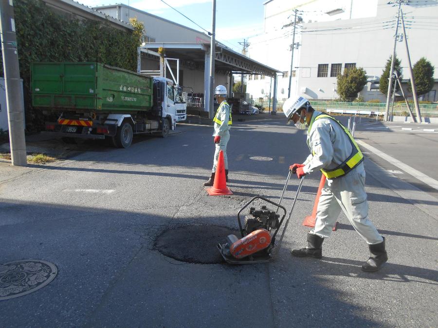 公道の穴埋め作業 警備中