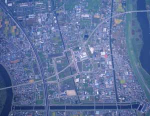 三郷中央駅付近を中心に撮影された三郷市の航空写真
