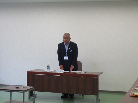 席から立ち上がり挨拶を行っている市長の写真