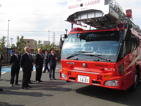 市長や関係者がはしご車を見上げている写真