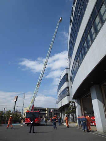 新しいはしご車が総合防災庁舎の建物屋上付近まではしごを伸ばしている様子の写真