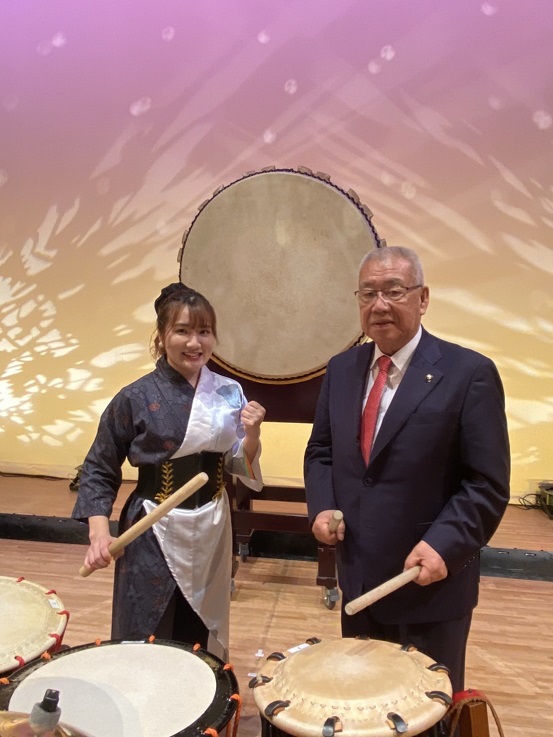 三郷市PR大使の小林美優さんと木津市長