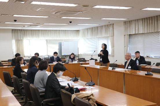 会議室で、市民と三郷市長が手話通訳者とともに、活動内容など話をしている写真