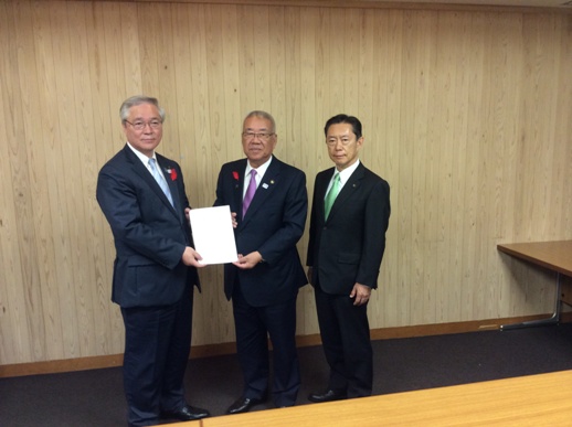 中央に立つ市長と岩崎埼玉県副知事が一緒に要望書を持ち、井崎流山市長と並んで立っている写真