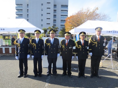 演壇の前で市長と5名の関係者が横一列に並んでいる写真