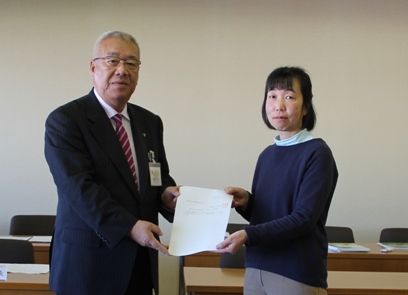 市長と大竹美佐子会長が一緒に諮問書を持って並んでいる写真