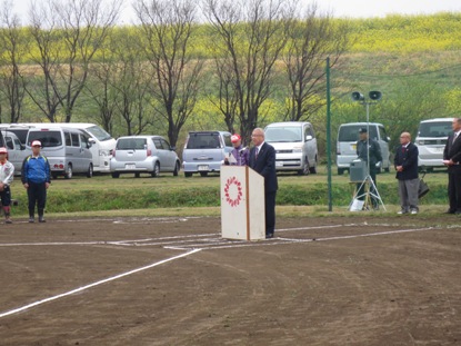 バッターボックスに設置された演壇で挨拶を行っている市長の写真