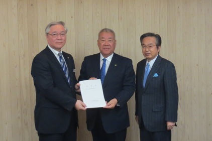 岩崎埼玉県副知事と市長が一緒に要望書を持ち、右側に流山市副市長が並んで立っている写真