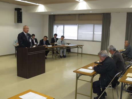平成29年度農家組合長会議にて、演台に立って話をする三郷市長と席に座ってメモを取りながら話を聞く参加者の写真