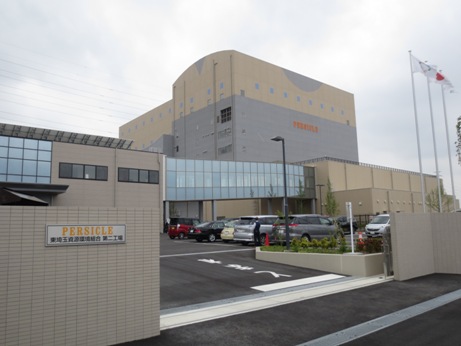 左側と右側の建物の間にガラス張りの通路が施された第二工場「パーシクル」の建物外観の写真