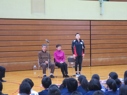 パイプ椅子に座った3名の講師の先生のうち右側の男性が椅子から立ち上がり話をしている写真