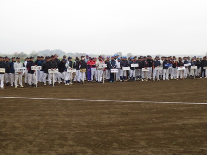 運動公園の広場にチーム名が書かれたプラカードごとに選手たちが並んで立っている写真