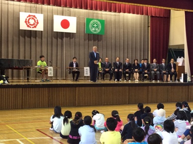 ステージに設置された関係者が座っている前に立ち挨拶を行っている市長の写真