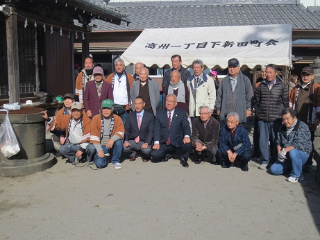 「高州一丁目下新田町会」と書かれたテントの前で市長を中央に関係者の方々が並んでいる記念写真