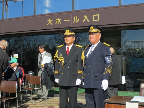 黒色の制服を着用した上田県知事と紺色の制服を着用した市長が並んで立っている写真