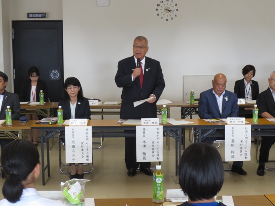 資料やお茶が置かれた長机が向かい合わせに並ぶ部屋で、関係者たちが着席しているなか、マイクを手に話をしている市長の写真