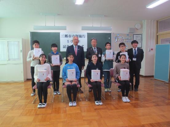 幸房小学校の児童に記念品を贈呈しました