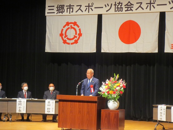 スポーツ賞贈呈式で木津市長が挨拶をする様子