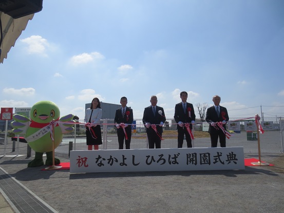 テープカットを行う木津市長
