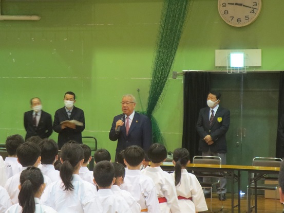 三郷市スポーツ少年団第28回近隣市町交流空手道大会で挨拶する木津市長