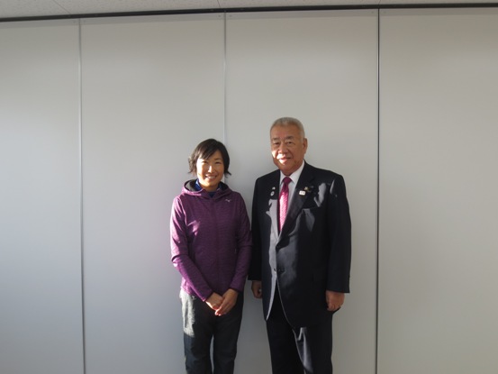 紫色のウェアを着用している高橋千恵美さんと一緒に市長が並んで記念撮影をしている写真