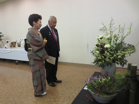 市長が着物姿の関係者の女性と展示されている作品の前に立って話をしている写真