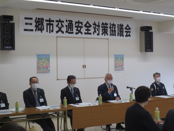 三郷市交通安全対策協議会において挨拶する三郷市長
