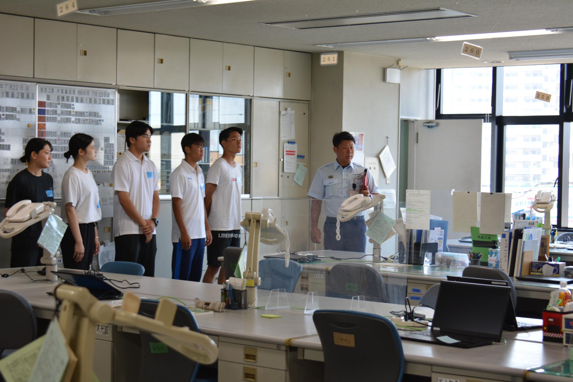 署見学