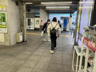 三郷駅にて啓発物品配布中