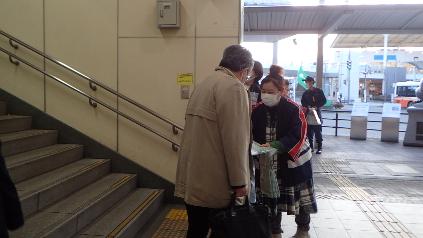新三郷駅啓発物品配布の様子
