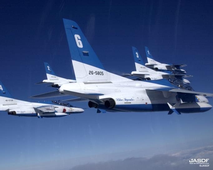 上空を飛行しているブルーインパルスの写真