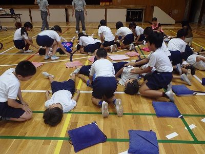 二人一組になり救命措置体験を行っている子ども達の写真