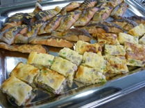 鮭のかわり焼きと鶏つくねが盛り付けられたトレーを写真