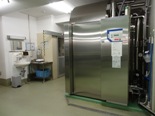 大きなステンレス製の機械を前から写した写真